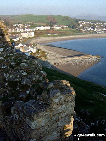 Walk gw229 Pont Rhyd-y-benllig and Cardigan Bay from Criccieth - East from Criccieth Castle