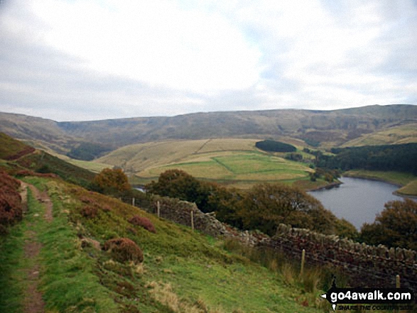 Walk d186 Kinder Scout and Kinder Downfall from Bowden Bridge, Hayfield - Leygatehead Moor (left), William Clough and Kinder Reservoir (right) with Kinder Scout on the horizon from White Brow