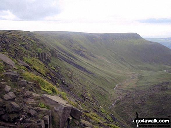 Walk d213 Black Chew Head (Laddow Rocks) and The Longdenden Trail from Hadfield - The Stable Stones Brow (Hoarstone Edge) and Alphin Pike ridge with Chew Brook below from Chew Reservoir