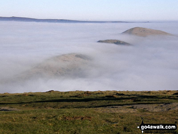 Hollins Cross, Back Tor (Hollins Cross) and Lose Hill (Ward's Piece) from Mam Tor during a temperature inversion