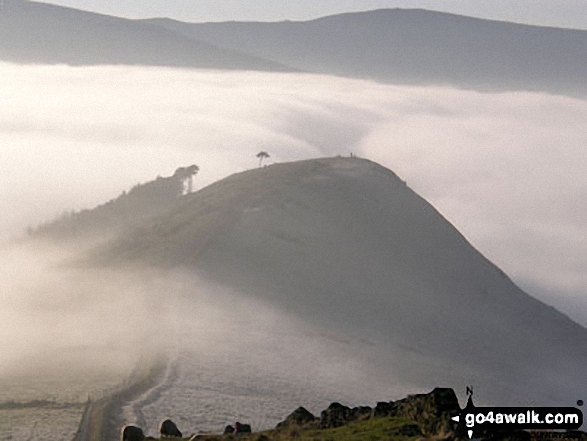 Back Tor (Hollins Cross) from Lose Hill (Ward's Piece) with Mam Tor and Lord's Seat (Rushup Edge) beyond during a winter temperature inversion 