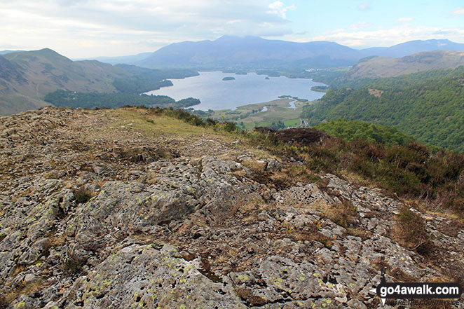 Walk c318 High Seat and Bleaberry Fell from Armboth - The summit of King's How with Derwent Water and Skiddaw in the distance