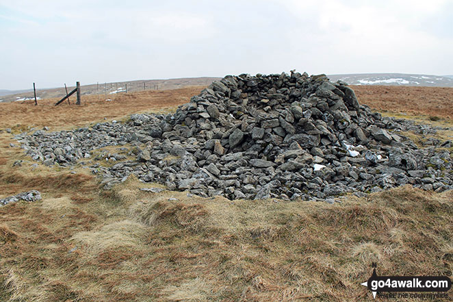 Shelter on the summit of Selside Pike 