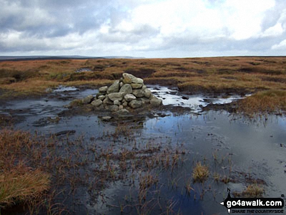 Walk d135 Kinder Downfall from Birchin Clough - Kinder Scout summit cairn