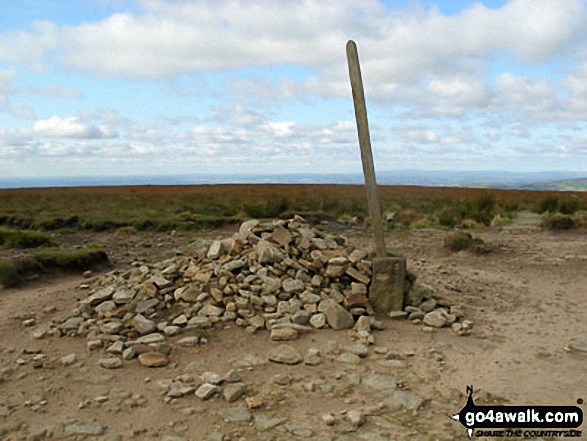 Walk d263 Seal Stones (Kinder Scout), Fairbrook Naze (Kinder Scout) and Mill Hill from Birchin Clough - Mill Hill (Ashop Head) summit cairn