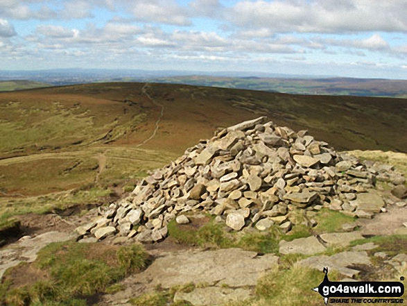 Walk d263 Seal Stones (Kinder Scout), Fairbrook Naze (Kinder Scout) and Mill Hill from Birchin Clough - Mill Hill (Ashop Head) from the huge cairn on the western edge of The Kinder Plateau