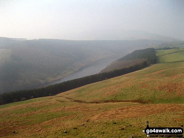 Walk d136 Crook Hill (Ladybower) from Ladybower Reservoir - Ladybower Reservoir and the lower slopes of Win Hill from Crook Hill (Ladybower)