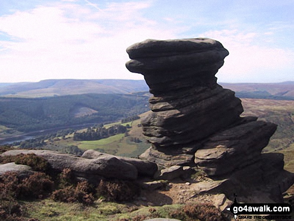 Walk d121 Back Tor from Ashopton Bridge, Ladybower Reservoir - The Salt Cellar (Boulder), Derwent Edge