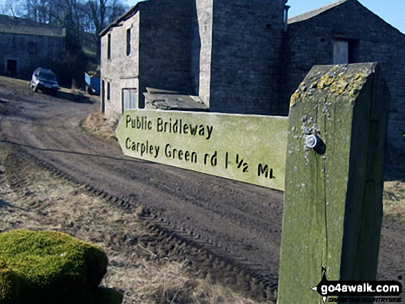 Walk ny114 Addlebrough via Worton Pasture from Askrigg, Wensleydale - Fingerpost at Cubeck Farm