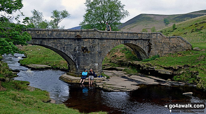 Walk d114 Alport Castles and Bleaklow Stones from Fairholmes Car Park, Ladybower Reservoir - The Packhorse Bridge over The River Derwent at the northern end of Howden Reservoir