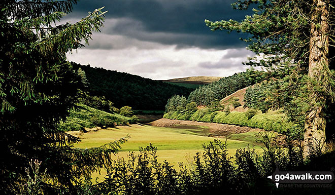 Walk d298 Back Tor and Margery Hill from Fairholmes Car Park, Ladybower Reservoir - Howden Reservoir at Low Water