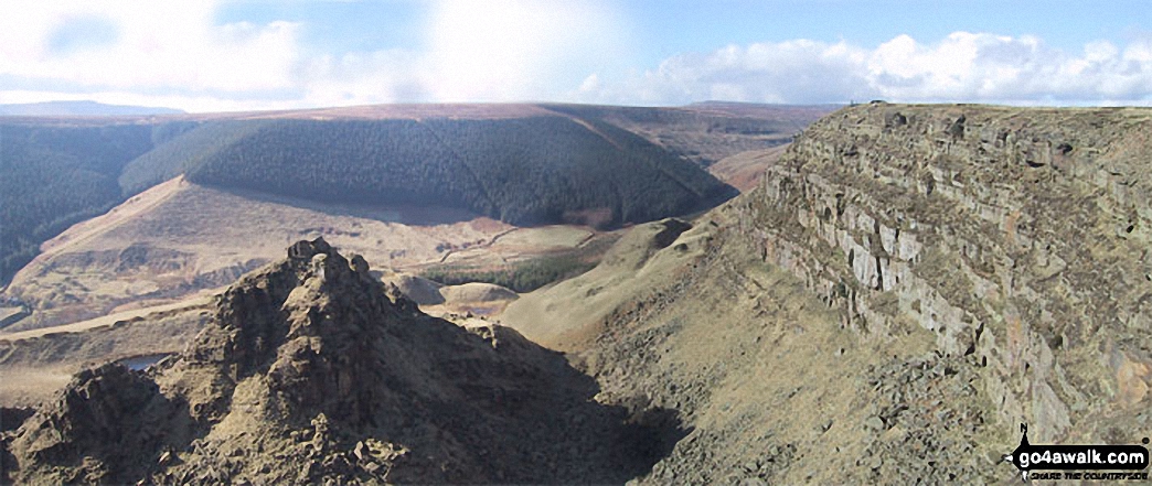 Walk d114 Alport Castles and Bleaklow Stones from Fairholmes Car Park, Ladybower Reservoir - *Alport Dale from Alport Castles (looking West)