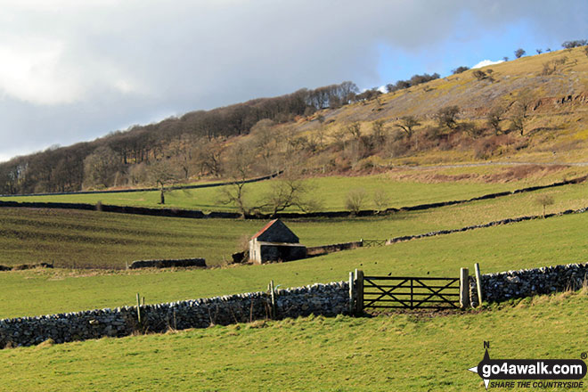 Walk d215 Longstone Edge, High Rake, Calver and Stoney Middleton from Eyam - Approcahing Longstone Edge