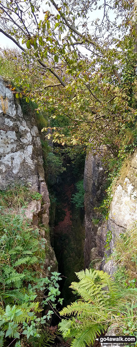 Walk d335 Longstone Edge from Great Longstone - The entrance to Eldon Hole