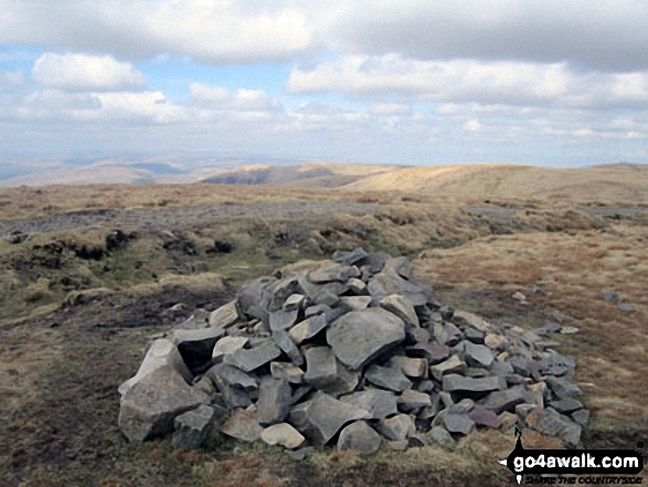 Walk c347 The Howgill Fells 2000ft'ers - The cairn on the summit of Calders