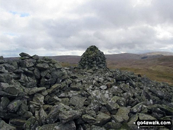 Walk c465 High Wether Howe, Seat Robert and Great Ladstones from Wet Sleddale Reservoir - Large Cairn and shelter on Seat Robert