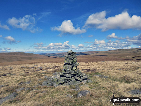 Walk c443 Round Hill and Bellbeaver Rigg from Garrigill - The tall marker cairn on the summit of Bellbeaver Rigg (Tynehead Fell)