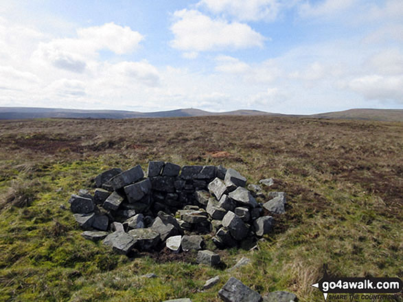 Small shelter on Long Man Hill with Great Dunn Fell, Little Dun Fell and Cross Fell in the background