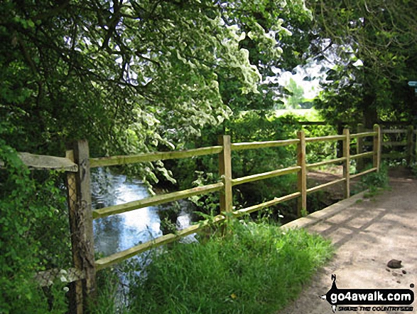 Walk gl204 Naunton from Bourton-on-the-Water - Approaching Lower Slaughter village