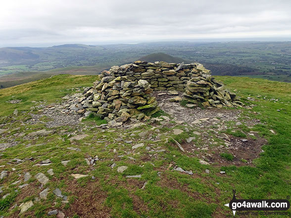 Walk c212 Burnbank Fell, Gavel Fell, Hen Comb and Mellbreak from Loweswater - The stone shelter on the summit of Blake Fell