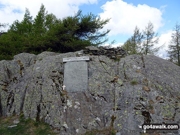 Walk c135 Castle Crag and Rosthwaite from Seatoller (Borrowdale) - Memorial Plaque on the summit of Castle Crag