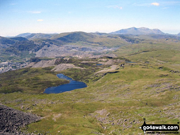 Llyn Du-bach & Maen-offeren Quarry (foreground) with Allt-fawr, Moel Druman, Ysgafel Wen in the distance and Yr Aran, Mount Snowdon (Yr Wyddfa) and Y Lliwedd on the horizon from the summit of Manod Mawr (North Top) 