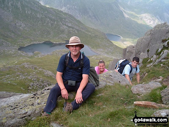 Walk gw115 Glyder Fach, Castell y Gwynt and Glyder Fawr from Ogwen Cottage, Llyn Ogwen - Nearing the summit of Tryfan with Llyn Bochlwyd and the north shore of Llyn Idwal far below