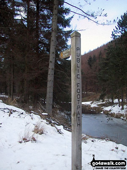 Walk d260 Back Tor from Fairholmes Car Park, Ladybower Reservoir - Path to Alport from Derwent Reservoir in the Upper Derwent Valley in the snow