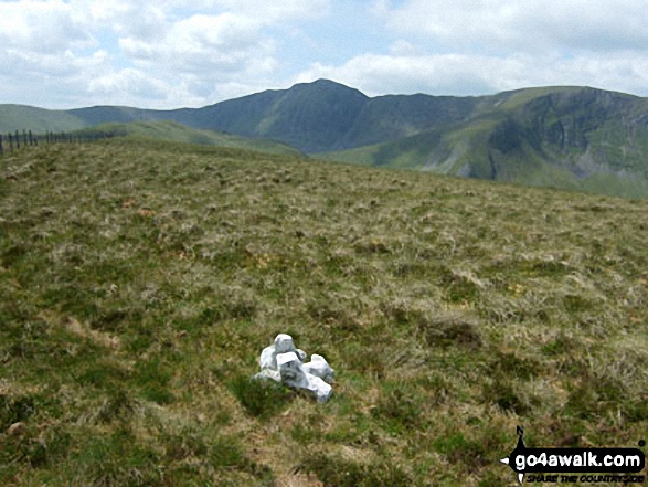 Esgeiriau Gwynion summit cairn with the Aran Fawddwy ridge in the distance