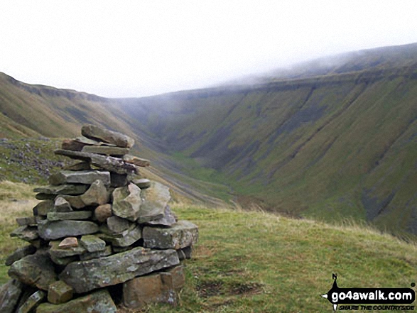 Walk c438 Murton Fell and High Cup Nick from Dufton - High Cup from a cairn on the Narrow Gate path (Pennine Way)