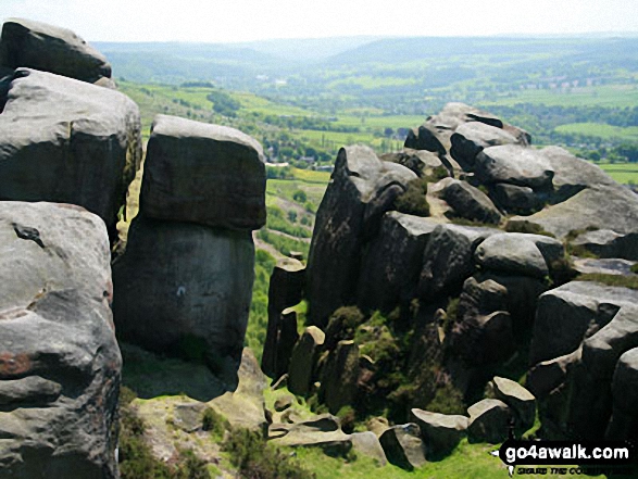 Walk d120 Froggatt Edge from Baslow - Rocks on Froggat Edge, looking south