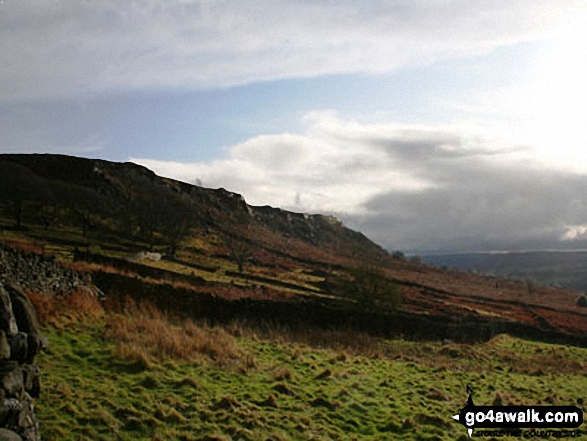 Walk d248 Baslow Edge and Birchen Edge from The Robin Hood (Baslow) - Baslow Edge from Curbar Gap with a storm approaching from South