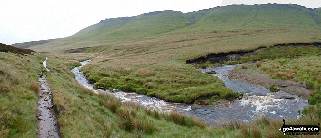 Walk d320 Mill Hill from Birchin Clough - The River Ashop in Ashop Clough with The Kinder Scout Plateau above