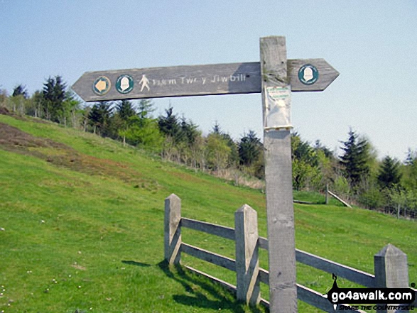 Walk dn142 Moel Famau from Moel Famau Country Park - The Offa's Dyke Path sign at Bwlch Penbarras