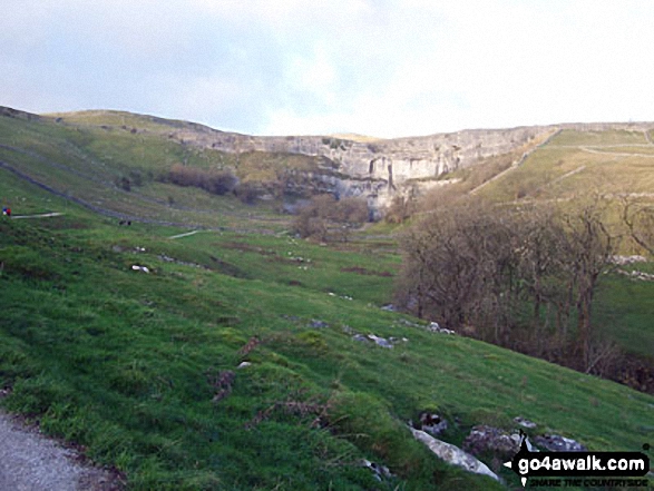 Walk ny202 Malham from Settle - Malham Cove from Malham