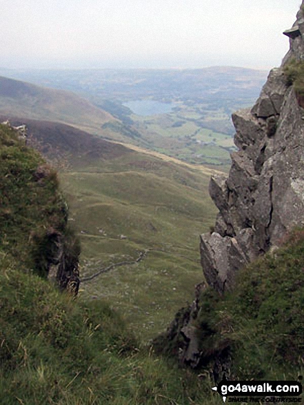 Walk gw164 The full Nantlle Ridge and Craig Cwm Silyn from Rhyd-Ddu - Llyn Nantlle Uchaf through a gap in the crags on Mynydd Drws-y-coed