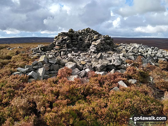 Walk sy119 Horse Stone and Outer Edge from The Flouch - Pike Lowe summit cairn/shelter