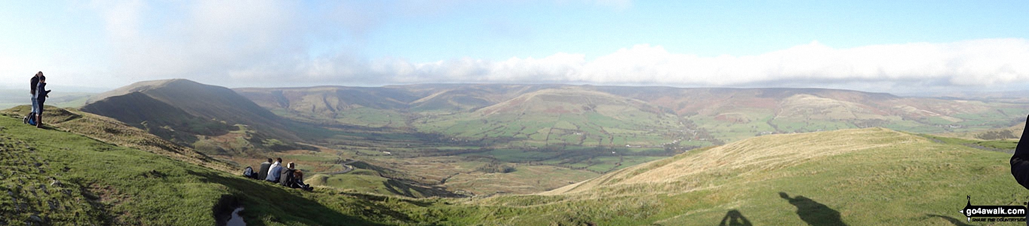 Walk d158 Sparrowpit and Mam Tor from Castleton - Lord's Seat (Rushup Edge) (left), Brown Knoll, Kinder Scout and The Vale of Edale from the summit of Mam Tor