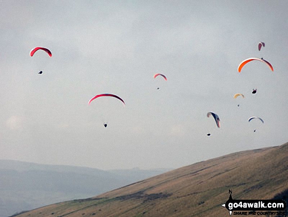 Walk d229 Mam Tor from Edale - Hangliders soaring above Lord's Seat (Rushup Edge) viewed from Mam Tor