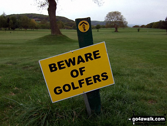 Walk ch110 Helsby Hill and The Sandstone Trail from Frodsham - Sandstone Trail sign crossing Frodsham Golf Course