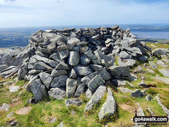 Walk gw160 Gyrn (Llanllechid) and Moel Wnion from Rachub - Gyrn (Llanllechid) summit windbreak