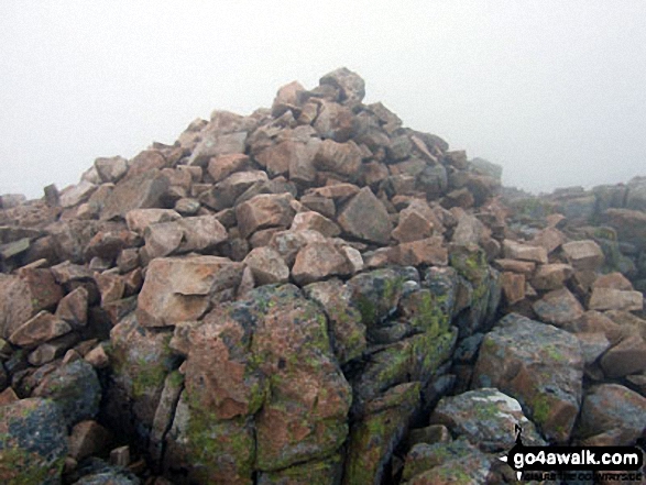 Walk h174 Buachaille Etive Mor (Stob Dearg) and Stob na Doire (Buachaille Etive Mor) from from Altnafeadh, The Pass of Glen Coe - Buachaille Etive Mor (Stob Dearg) summit cairn