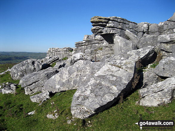 Walk s113 Milldale, Wolfscote Dale, Wolfscote Hill, Narrowdale Hill and Gratton Hill from Alstonefield - Rock formations on Wolfscote Hill