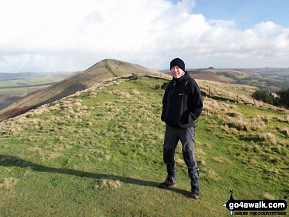 Mozzer on Back Tor (Hollins Cross) with Lose Hill (Ward's Piece) in the background 