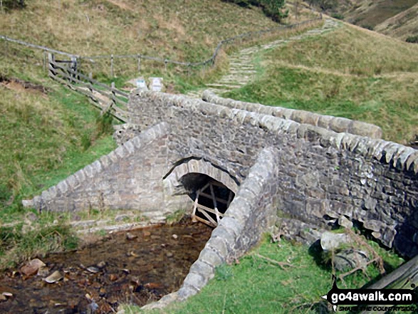 Walk d240 Kinder Downfall and Kinder Scout from Edale - The footbridge carrying The Pennine Way at the foot of Jacob's Ladder (Edale)