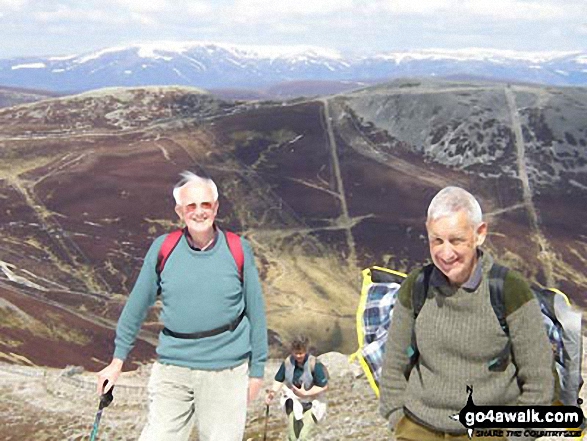 Walk ad103 Carn Aosda, Carn a' Gheoidh and The Cairnwell from Glen Shee - Me and a climbing friend on The Cairnwell