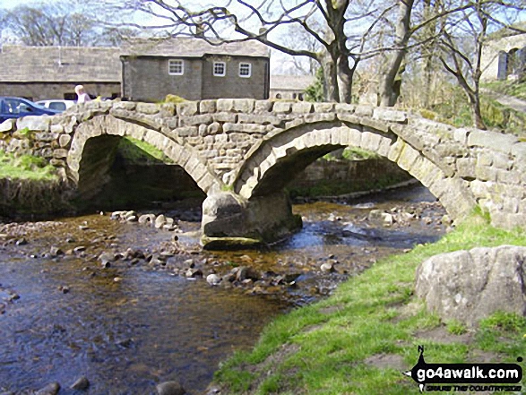 Walk l119 Bedding Hill Moor and Wycoller from Trawden - The ancient packhorse bridge at Wycoller