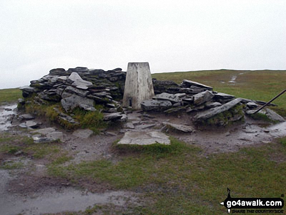 Walk h118 The Ben Wyvis Massif from Garbat - Ben Wyvis (Glas Leathad Mor) trig point and shelter