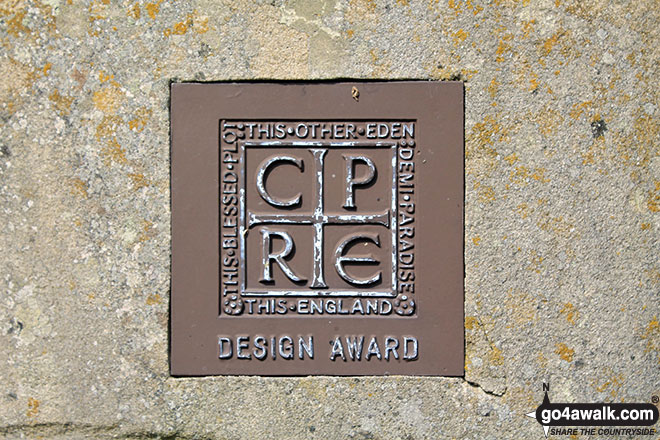 Walk d146 The High Peak Trail and Kenslow Knoll from Middleton-by-Youlgreave - Design award plaque on the Kenslow Knoll summit sculpture