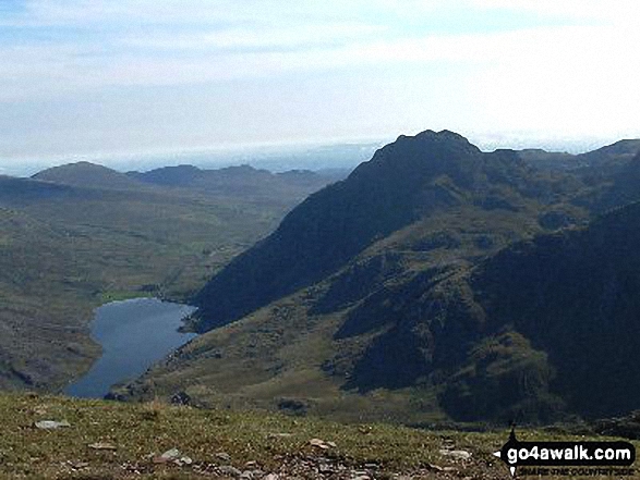 Walk gw187 Y Garn (Glyderau),  Glyder Fawr, Castell y Gwynt and Glyder Fach from Ogwen Cottage, Llyn Ogwen - Llyn Ogwen and Tryfan from Y Garn (Glyderau) summit